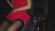 Sesso in macchina sexy con una donna vestita di rosso: il mio segreto sporco