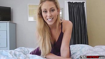 Belle-mère blonde a attrapé un beau-fils excité en train de se masturber